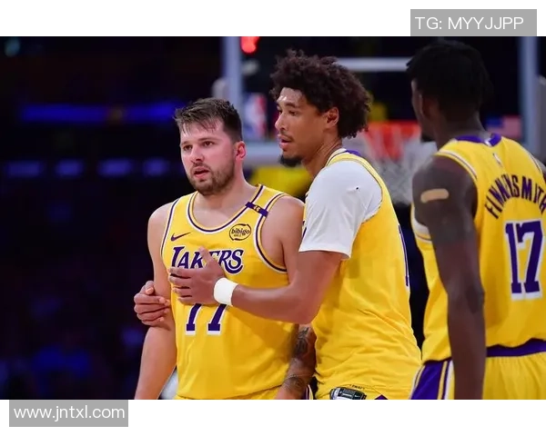 2013年湖人队与火箭队的经典对决回顾与分析