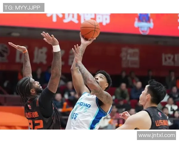 CBA激战山东高速对决山东青岛谁能在赛场上笑到最后