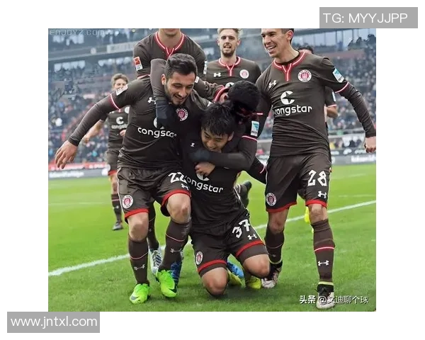 米涅美洲与巴西国际的激烈对决展现足球魅力与团队精神 米涅美洲与巴西国际的激烈对决展现足球魅力与团队精神